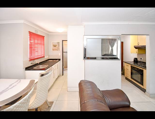 3 BEDROOM HOUSE FOR SALE IN LOMBARDY EAST